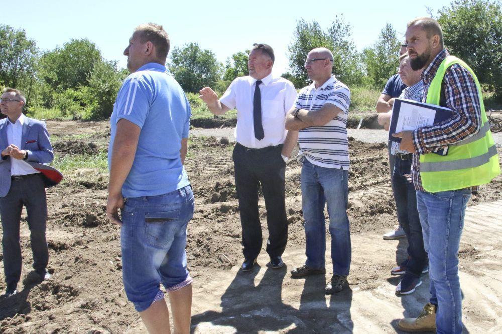 Firma budowlana z Piwody przejęła plac budowy i rozpoczęła prace.<br/>fot.Roman Kijanka
