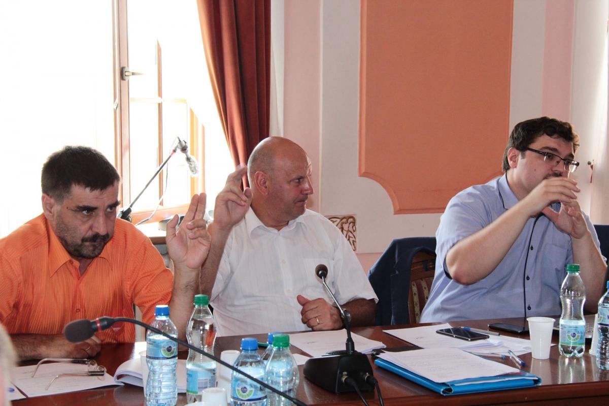 Mariusz Walter, Jacek Hołub i Michał Muzyczka (od lewej) głosowali przeciwko zgodzie rady miasta na 4 mln kredytu.<br/>fot.Roman Kijanka
