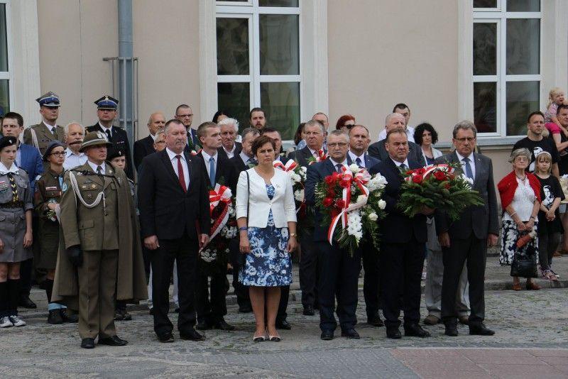 Przedstawiciele lokalnych władz oddali hołd powstańcom.<br/>fot.UM Jarosław