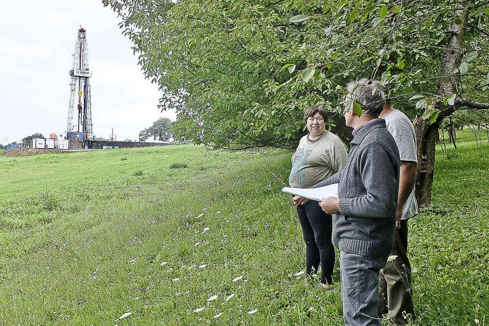 Od posesji Małgorzaty Kiełbasy do wiertni w linii prostej jest około 200 metrów.       <br/>fot.Jacek Szwic