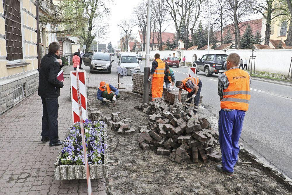 Modernizacja chodnika przy ul. Jana Pawła II obok siedziby sądu. <br/>fot.UM Jarosław