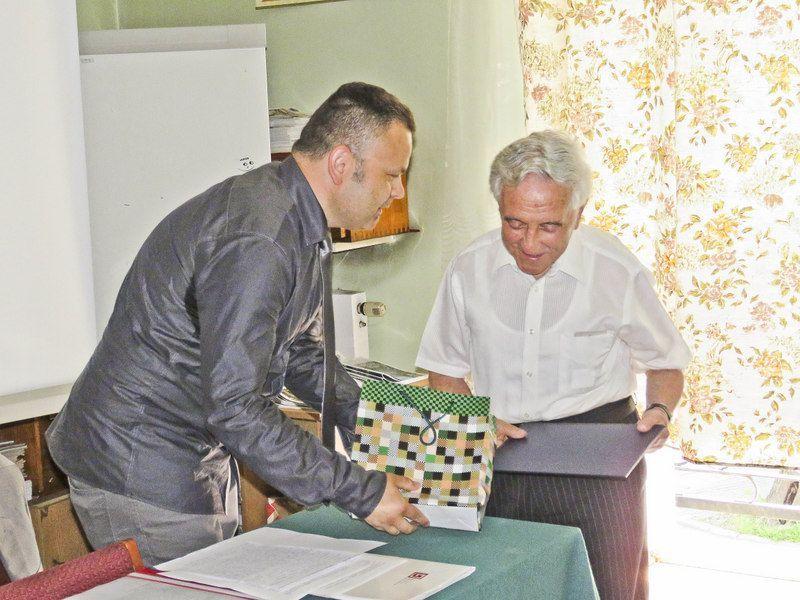 Prezes TPN dr Grzegorz Klebowicz wręcza dyplom honorowego członkostwa mgr. Andrzejowi Koperskiemu. <br/>fot.J. Motyka