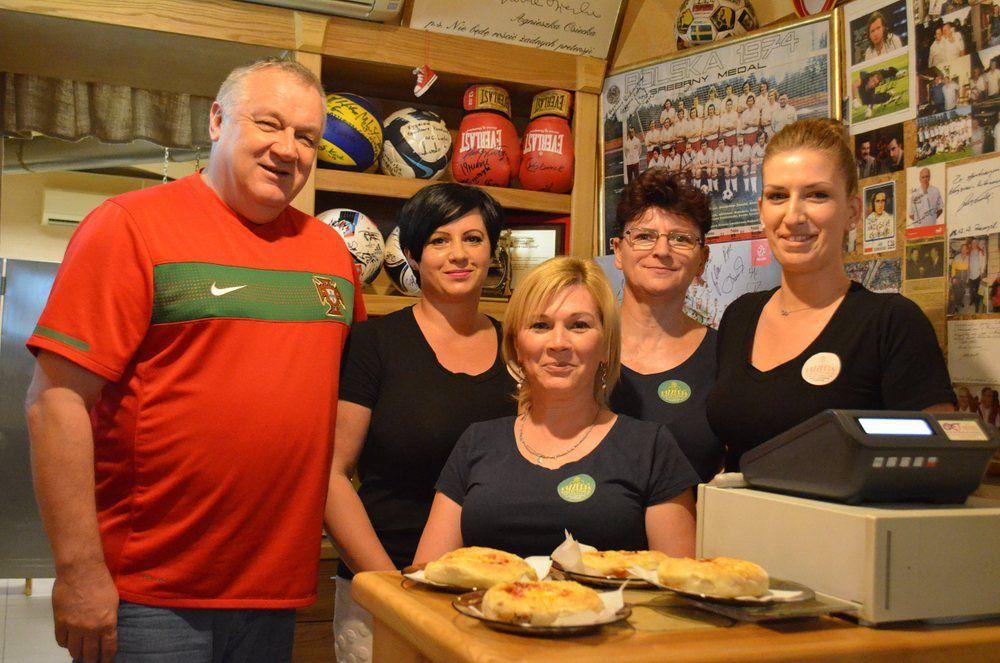 Od lewej: Krzysztof Dominiak – właściciel pizzerii oraz pracownice – dwie Moniki, Barbara i Małgorzata. <br/>fot.Aleksandra Białoń