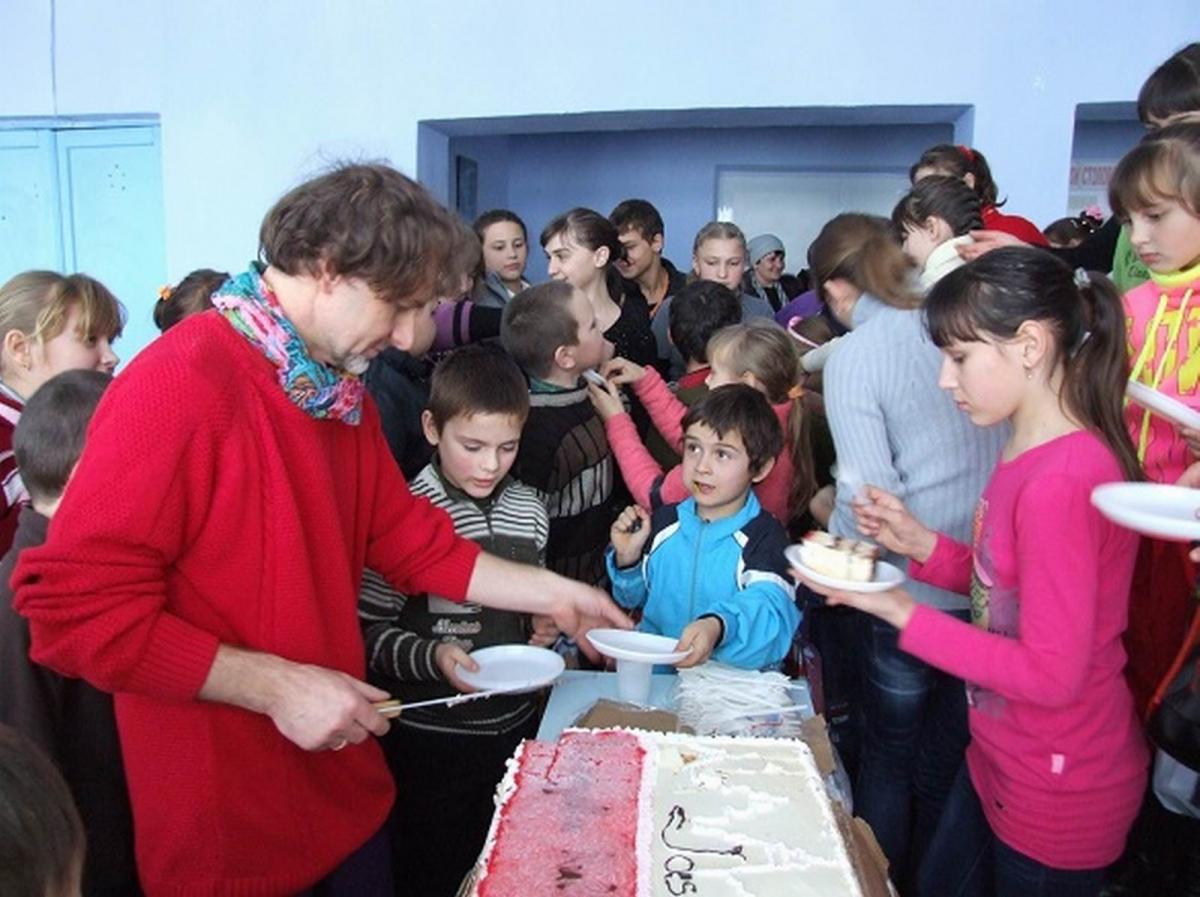 Marek Pantuła (na pierwszym planie) zapoczątkował nową tradycję, przywożąc co roku do Naddniestrza 25-kilogramowy tort z Polski podczas grudniowych mikołajek dla dzieci.