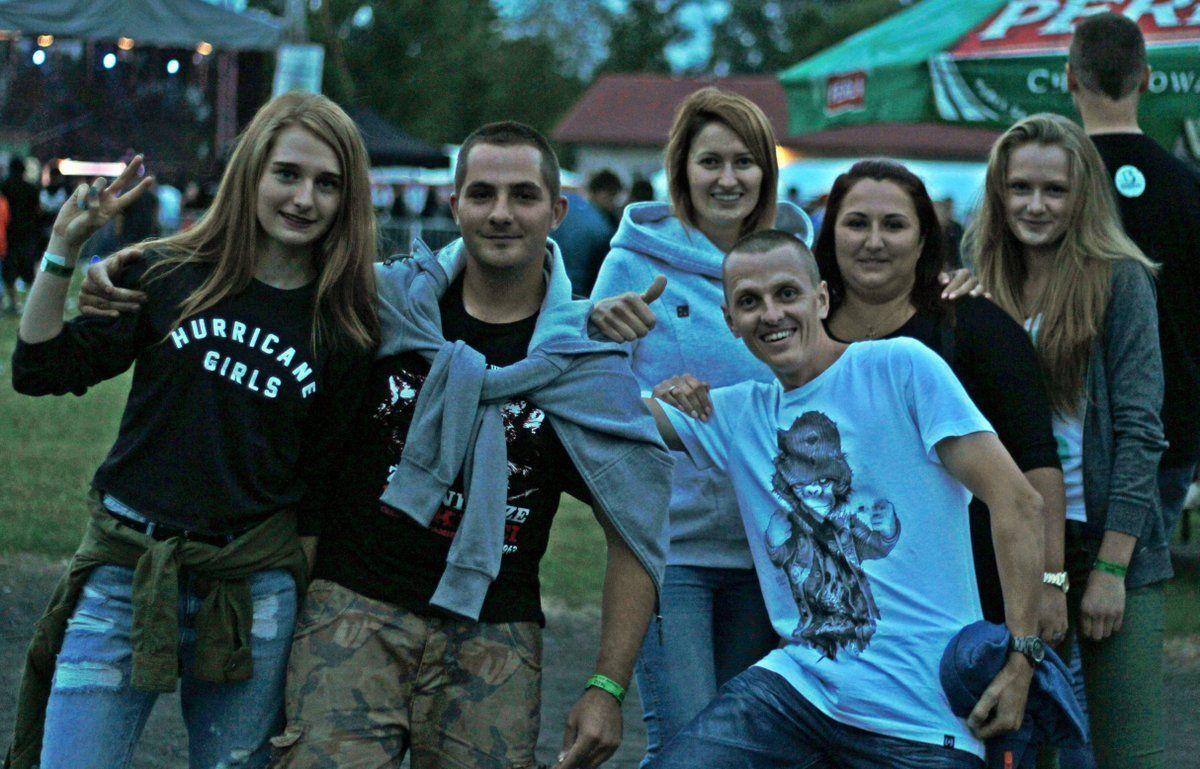 Przyjechali z Jarosławia i okolic na festiwal pierwszy raz. Najbardziej czekali na koncert  DonGURALesko. Mówią, że w dobrym towarzystwie można się bawić byle gdzie, ale jak są świetne gwiazdy to jeszcze lepiej.<br/>fot.Justyna Zając