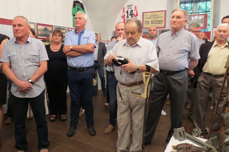 Podczas otwarcia wystawy Galeria „Magnez” wypełniła się działaczami sportowymi, szkoleniowcami, obecnymi i byłymi zawodnikami oraz miłośnikami sportu. <br/>fot.Barbara Chmura