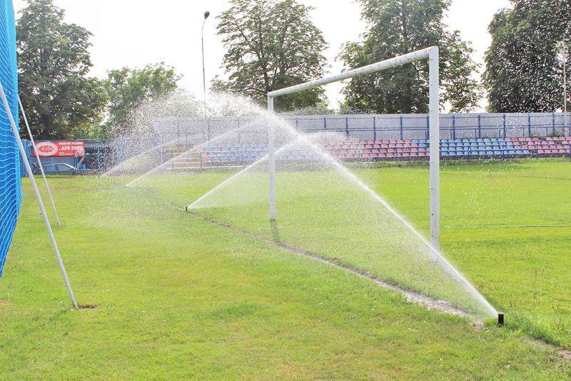 Na miejskim stadionie już działa system nawadniający.<br/>fot.UM Jarosław