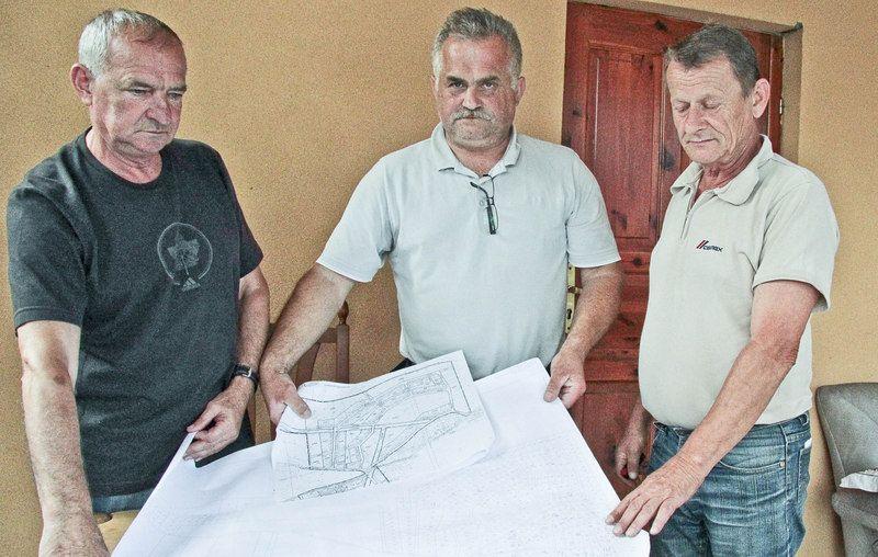 – Chcemy współdecydować o sprawach wsi – mówią   (od lewej) Władysław Pacyniak, Bogusław Adamiec i Józef Pietryna, współinicjatorzy referendum.<br/>fot.Roman Kijanka