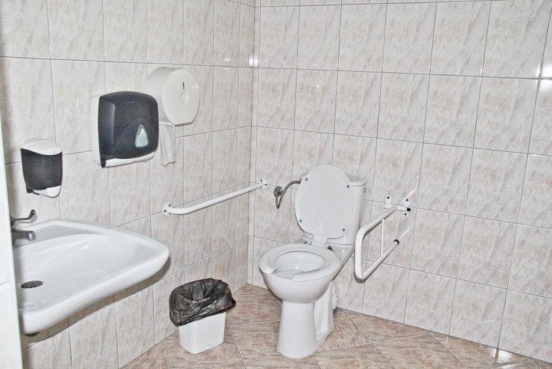 Sprawdziliśmy. Wszystkie pomieszczenia sanitarne przeznaczone dla kąpiących się przy otwartym basenie MOSiR w Jarosławiu są czynne i jest w nich czysto.<br/>fot.Roman Kijanka