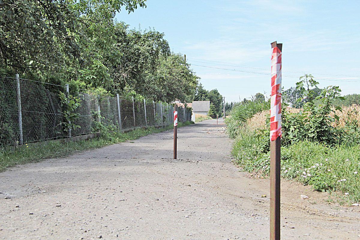 Słupki wyznaczają granicę. Do wskazania jej można było jednak użyć bezpieczniejszego sposobu.  <br/>fot.Roman Kijanka