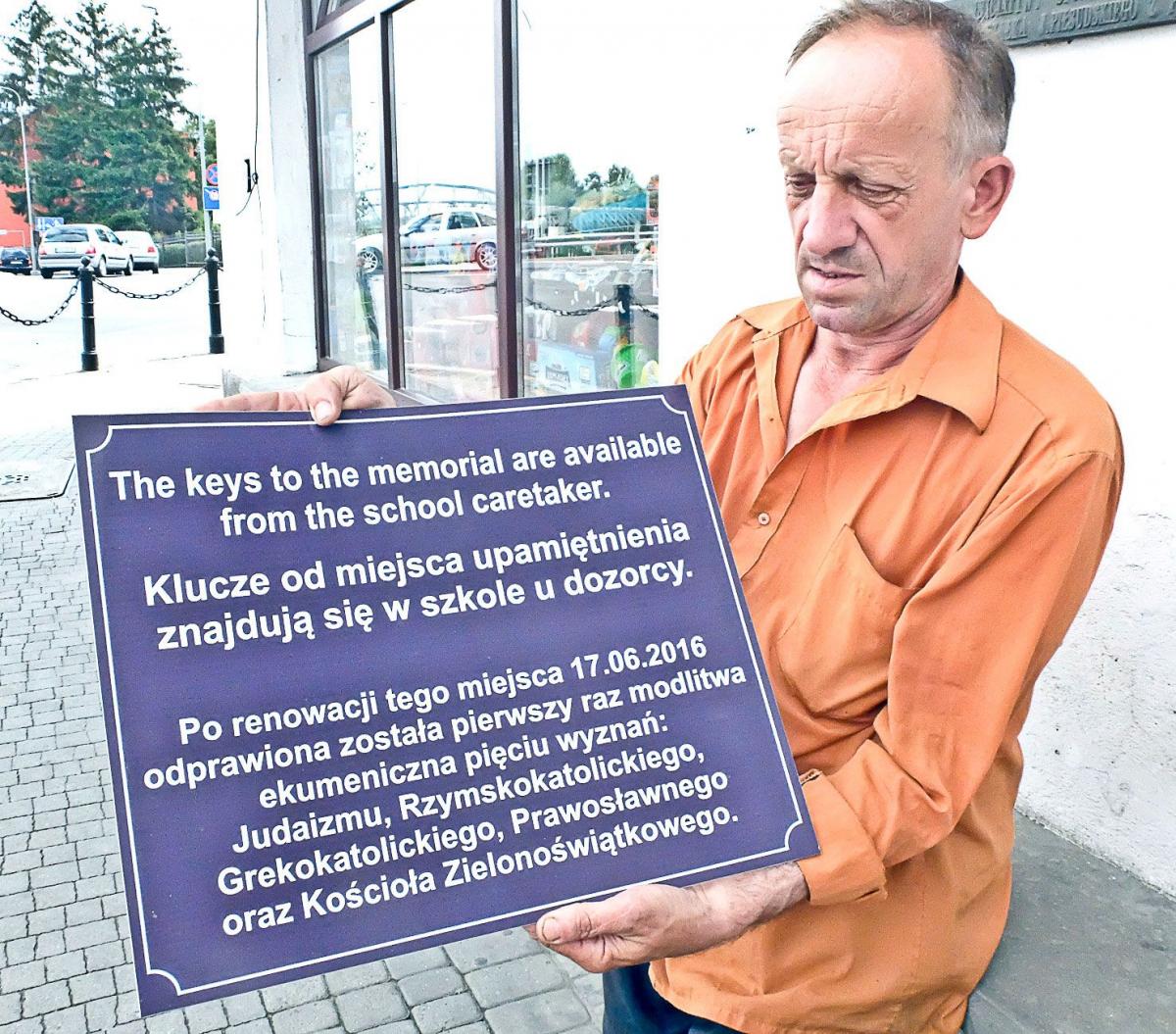 – Taką tablicę powieszę tam, żeby wszyscy chętni mogli wejść i zapalić pod nią znicz – mówi J. Galiczyński.<br/>fot.Jacek Szwic