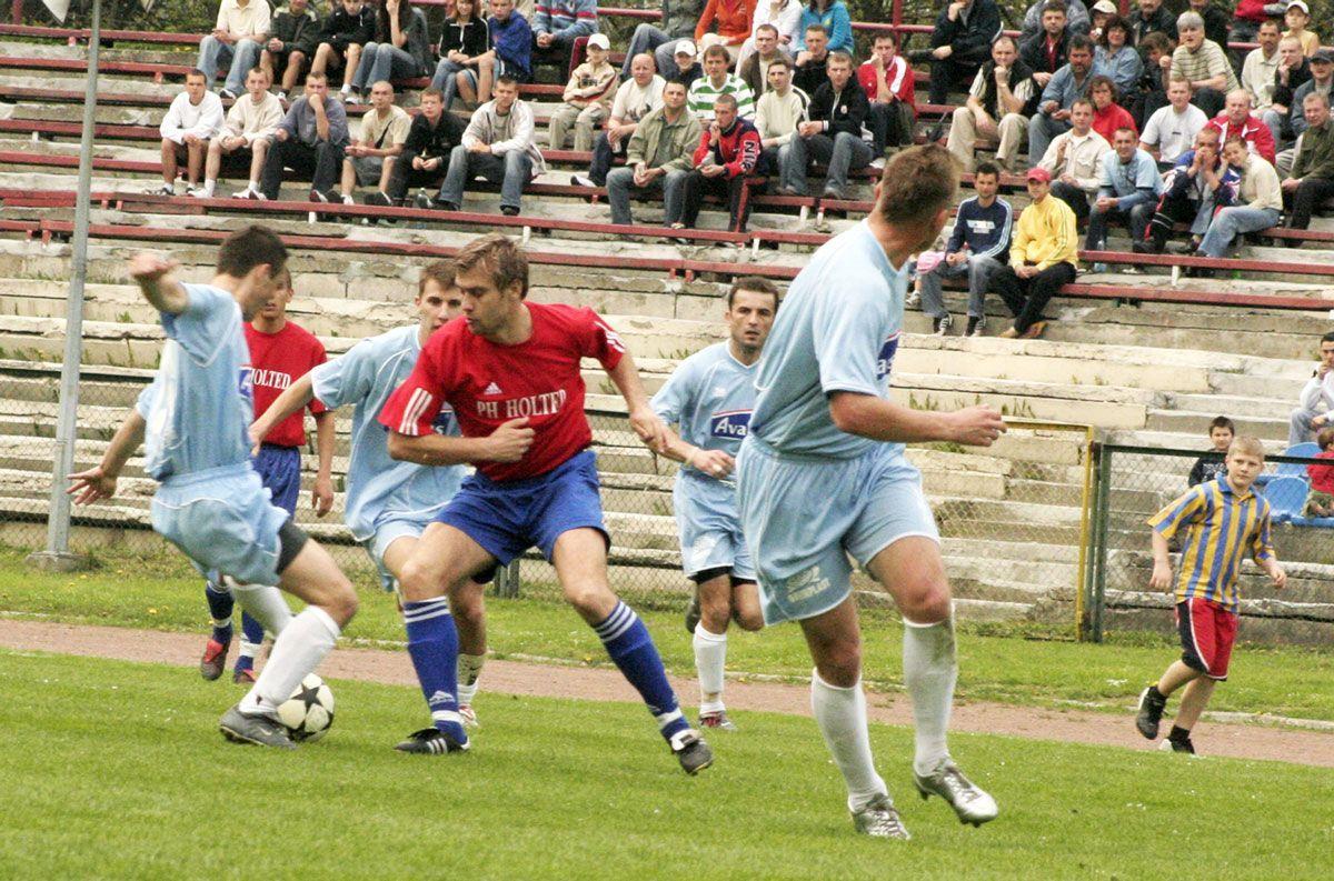 Rok 2006. Migawka z IV-ligowego pojedynku pomiędzy Polonią Przemyśl (czerwone koszulki) i Żurawianką Żurawica.<br/>fot.archiwum
