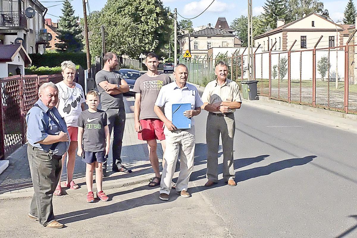 – To skandal, że nikt się nie zatroszczy o to, żeby zapobiec takim sytuacjom – mówią mieszkańcy ulicy Zawiszy Czarnego.<br/>fot.Jacek Szwic