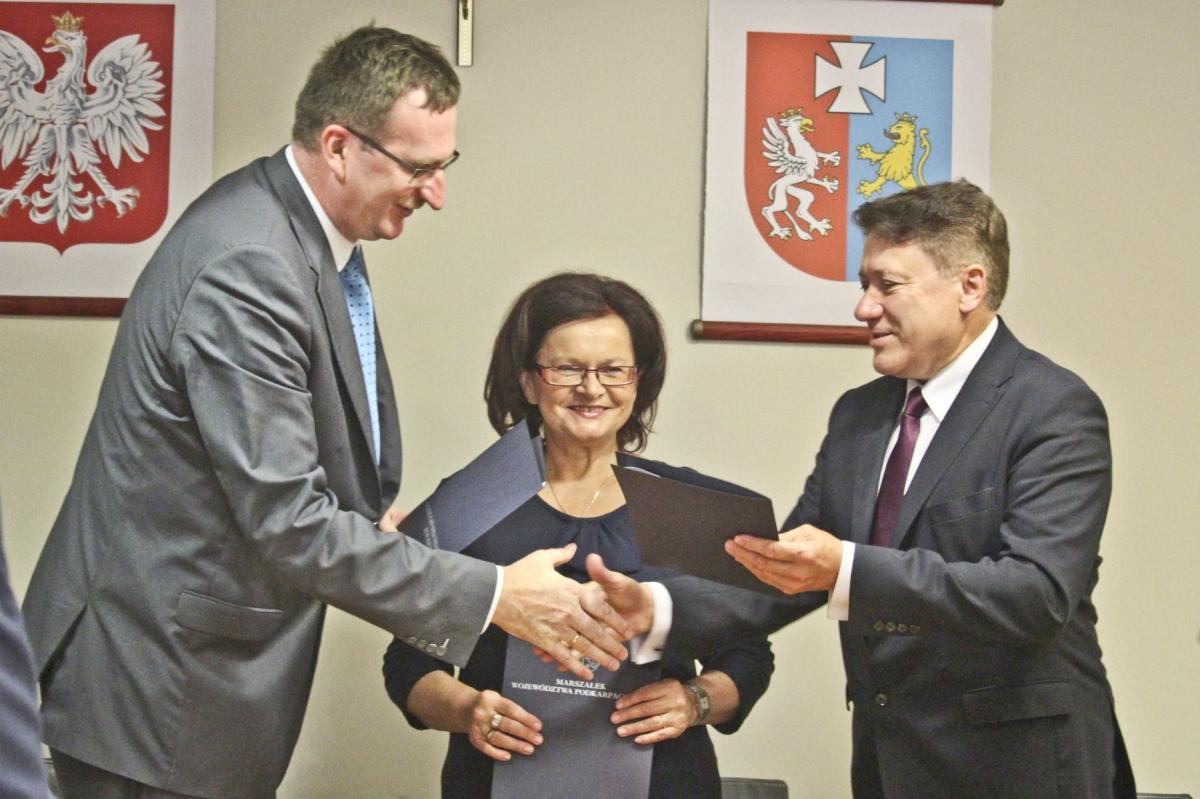 Rektor PWSTE Krzysztof Rejman (od lewej) przekazuje podpisaną umowę o współpracy wicemarszałek Marii Kurowskiej oraz Lucjanowi Kuźniarowi, przedstawicielom Zarządu Województwa Podkarpackiego.