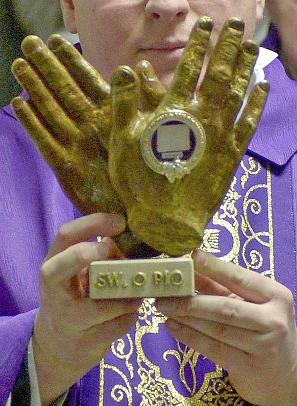 Do nadsańskiego miasta relikwie ojca Pio sprowadzono w 2009 roku z San Giovani Rotondo, gdzie spoczywa zmarły 23 września 1968 roku ten jeden z najbardziej znanych świętych Kościoła katolickiego.<br/>fot.zbiory własne