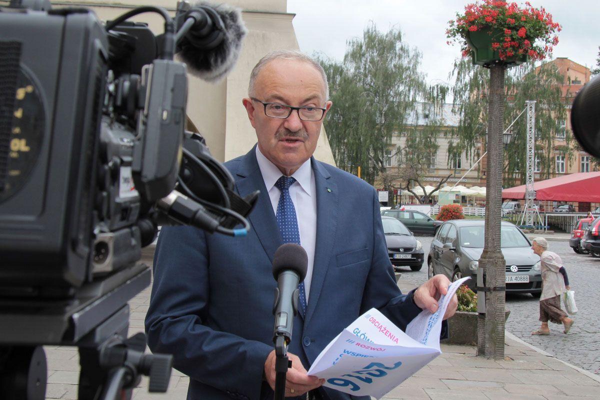 – Obniżmy koszty pracy – apelował Mieczysław Kasprzak, przedstawiając program PSL skierowany do przedsiębiorców.<br/>fot.Roman Kijanka