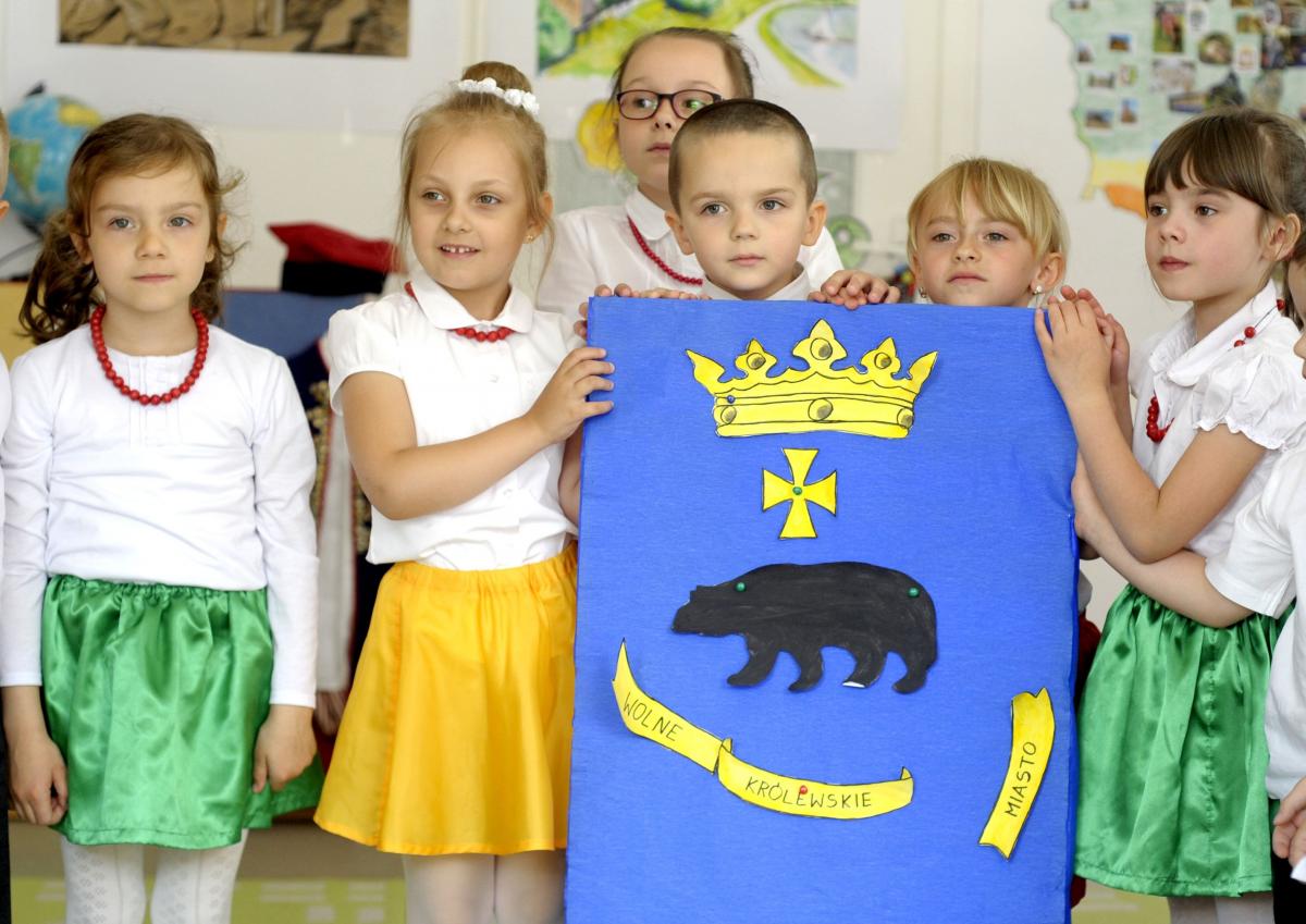 Przedszkolaki znakomicie się bawiły, otrzymując w nagrodę dyplomy oraz pamiątkowe  książki.<br/>fot.Łukasz Delmanowicz