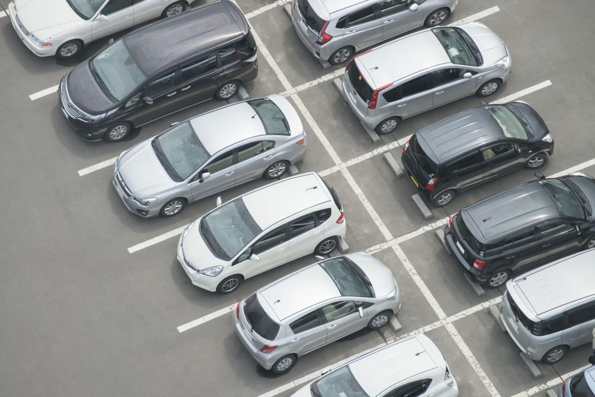 Na parkingu pod jednym ze sklepów w Przemyślu niejednokrotnie można spotkać sprzedawców różnych towarów, zwykłych naciągaczy. Są świadomi, że działają nielegalnie, więc jeśli dochodzi już do transakcji, to w miejscach mało widocznych, pokątnie.<br/>fot.Mariusz Godos