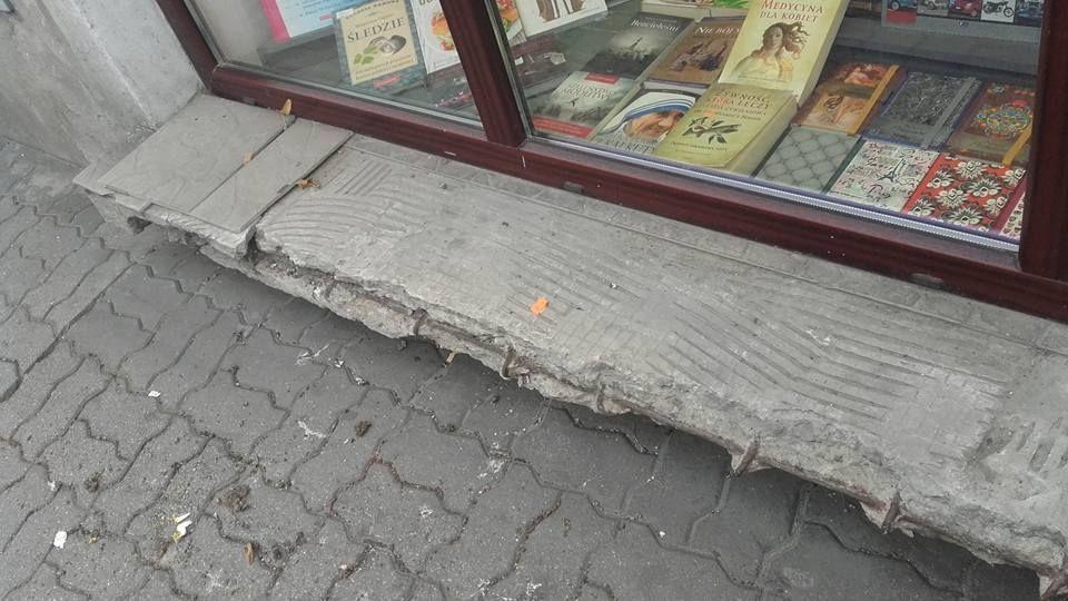 Tak wygląda parapet miejskiego budynku przy Kościuszki. „Czy tak powinien wyglądać parapet kamienicy w centrum miasta?” – pytają prowadzący stronę?<br/>fot.www.facebook.com/przemyska lista wstydu
