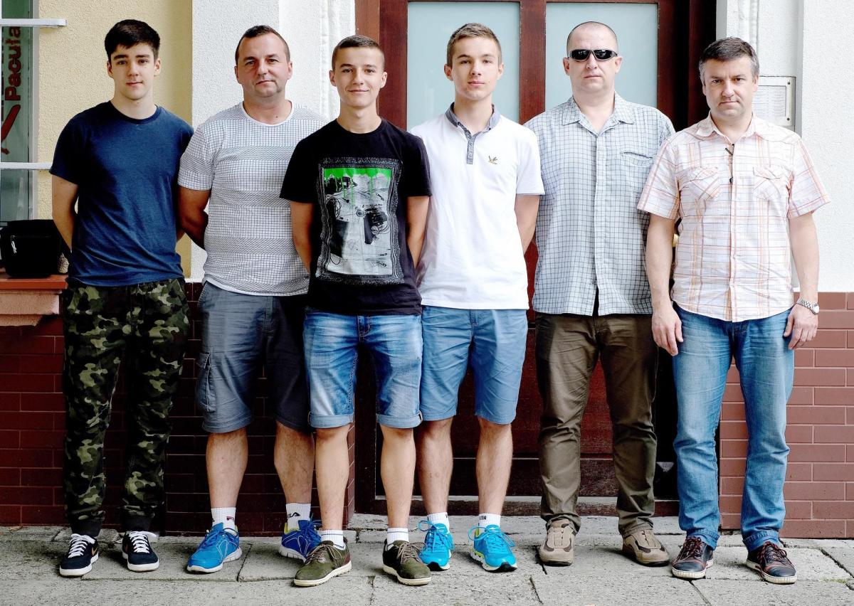 Część ekipy UKS Aktywna Piątka Przemyśl. Od lewej: Grzegorz Stańko, trener Tomasz Kordek, Patryk Kordek, Norbert Świerk, trener Tomasz Zawalski, trener Dariusz Stańko.<br/>fot.zbiory własne