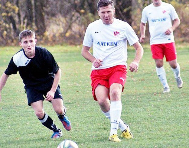 Bogusław Sierżęga (w środku) ponownie poprowadzi ekipę z Wiązownicy z IV lidze.<br/>fot.Mieczysław Turczyn