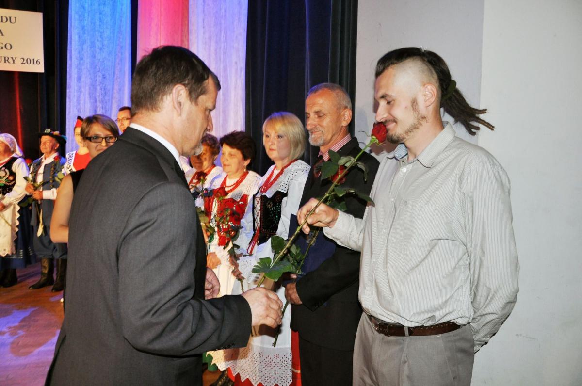 Szef Wioski Fantasy Remigiusz „Wircyn” Maciupa (pierwszy z prawej) odbiera gratulacje z rąk członka Zarządu Województwa Podkarpackiego. Obok wiceprezes Stowarzyszenia na rzecz Rozwoju Ziemi Przemyskiej Władysław Maciupa.<br/>fot.Urząd Marszałkowski w Rzeszowie