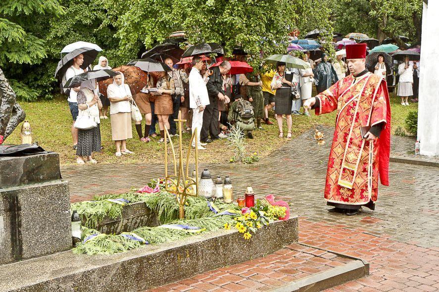 Miejscowy ksiądz poświęcił miejsce zbrodni.<br/>fot.Jacek Szwic