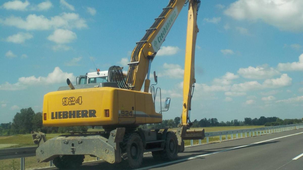 Na 42-kilometrowym odcinku autostrady A4 z Jarosławia do Rzeszowa trwają ostatnie prace budowlane.<br/>fot.www.a4jaroslawrzeszow.pl