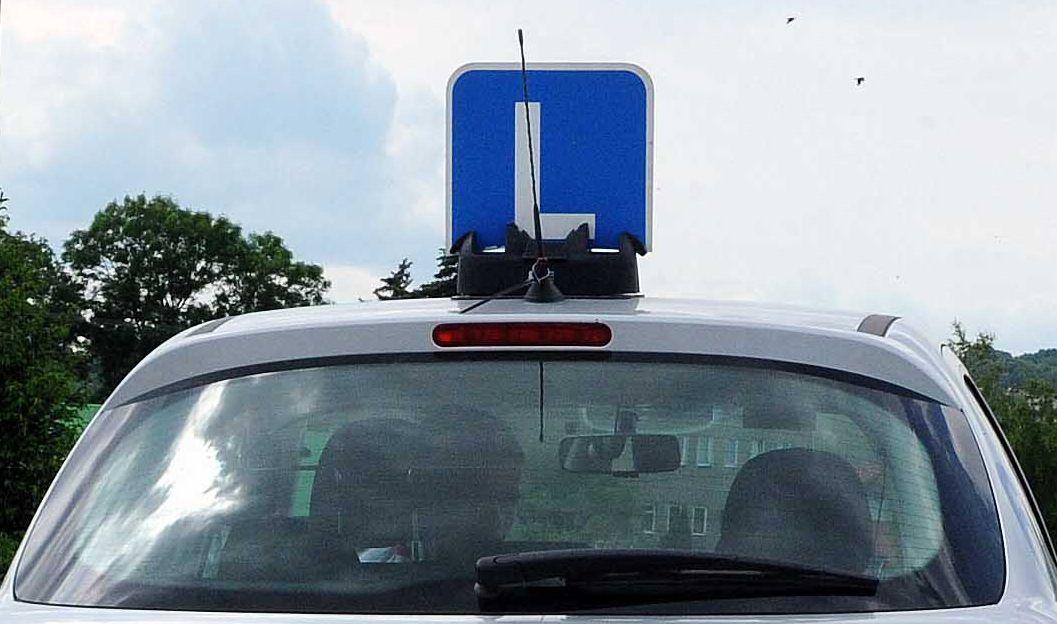 Kierujący samochodem nauki jazdy wjechał w barierę ochronną na autostradzie.<br/>fot.zbiory własne