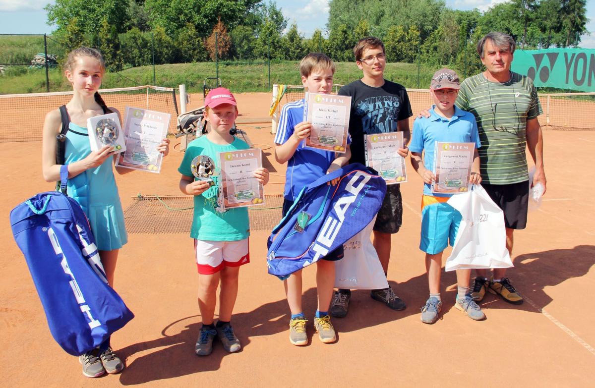 Kilka miesięcy trwały tenisowe zmagania w ramach Szkolnej Ligi Tenisowej. Zwyciężyła Wiktoria Suchy (pierwsza z lewej).<br/>fot.ze zbiorów własnych