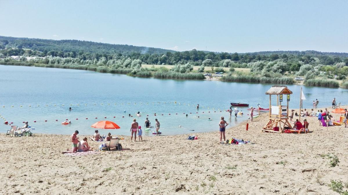 Chłód wody, wolny czas, relaks, lecz nie można zapominać o bezpieczeństwie naszym i naszych najbliższych. Na zdjęciu „Plaża Ostrów” w piękny, wakacyjny dzień.<br/>fot.Miłosz Wilgucki