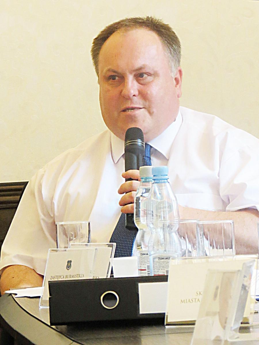 – Jesteśmy przekonani, że zastrzyk finansowy będący efektem sprzedaży zasiliłby budżet miasta i byłby przeznaczony na inwestycje w następnych latach – powiedział burmistrz Leszek Kisiel.<br/>fot.Barbara Chmura