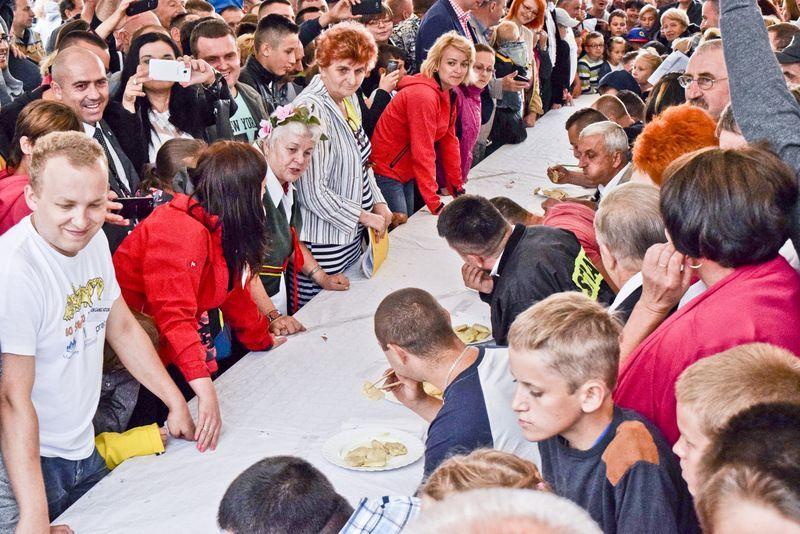 Konkurs jedzenia pierogów na czas zgromadził bardzo liczną, kibicującą publiczność.<br/>fot.ze zbiorów własnych