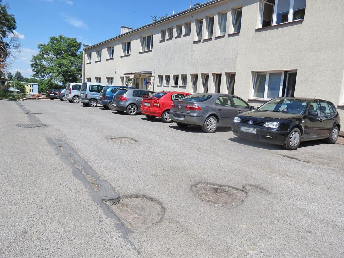 Parking przed urzędem skarbowym wygląda niczym szwajcarski ser.<br/>fot.Barbara Chmura