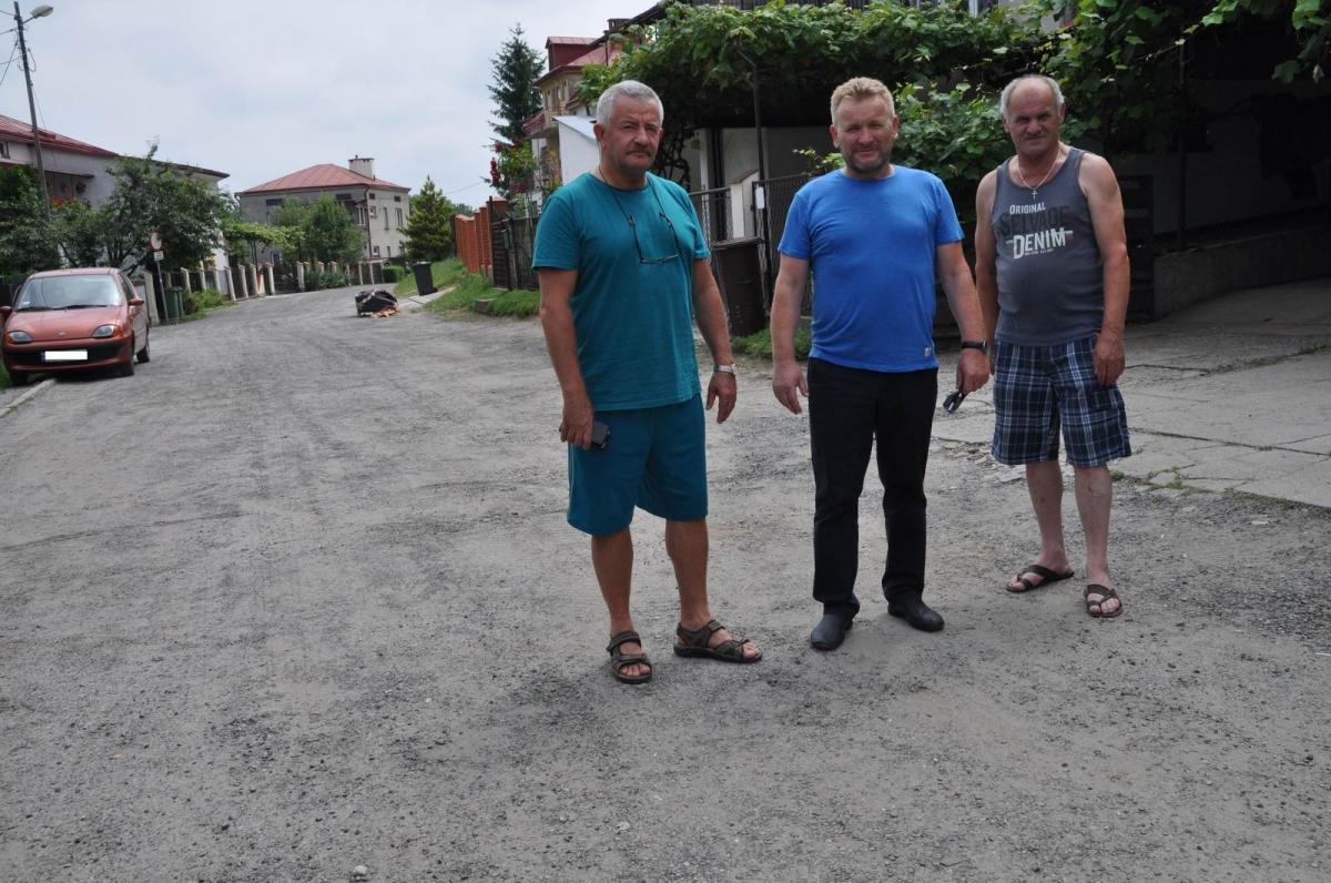 Przewodniczący Zarządu Osiedla nr 13 „Przemysława” Henryk Hawryś (w środku) oraz Zenon Krzywucki i Stefan Danylec z ul. Regera.<br/>fot.Paweł Bugira