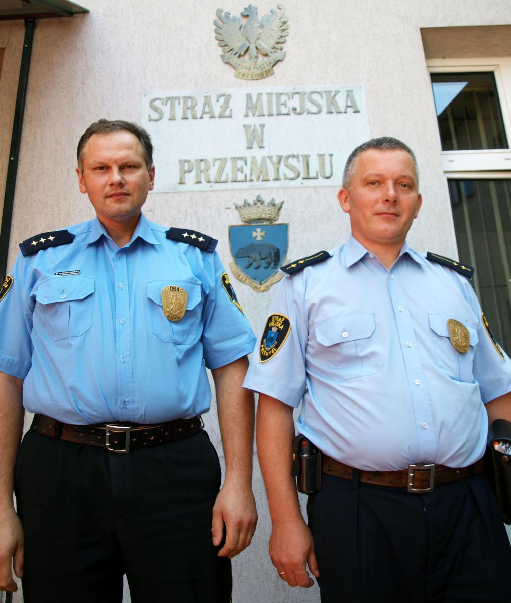 – Wiemy o wszystkich anonimach i to dla nas bardzo niekomfortowa sytuacja. Nie wiemy, jak je traktować. To żenada. To uderza przede wszystkim w nas, zwykłych funkcjonariuszy. W zakładzie atmosfera jest coraz gorsza – uważają przewodniczący związków zawodowych działających w przemyskiej straży miejsk