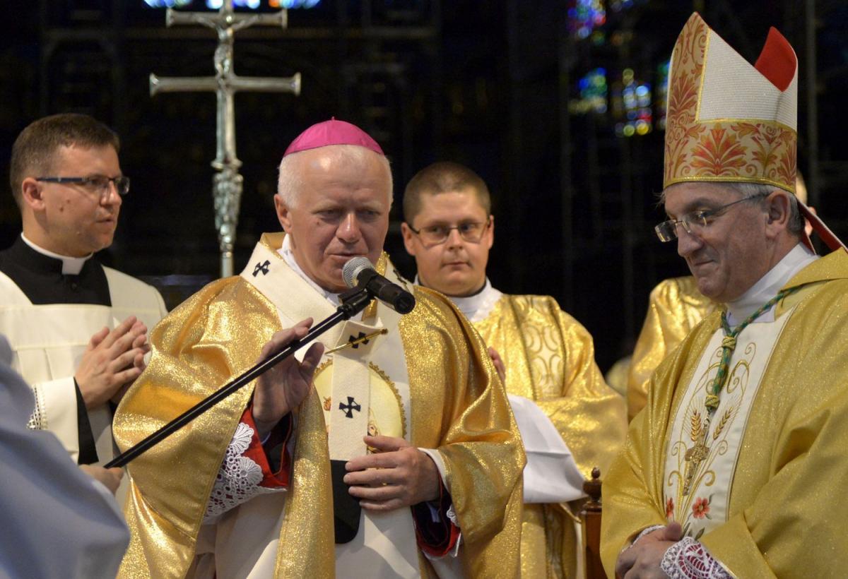 Nałożenie paliusza arcybiskupowi Adamowi Szalowi (z lewej) odbyło się 2 bm. Uczynił to Celestino Migliore, nuncjusz apostolski w Polsce.<br/>fot.zbiory własne