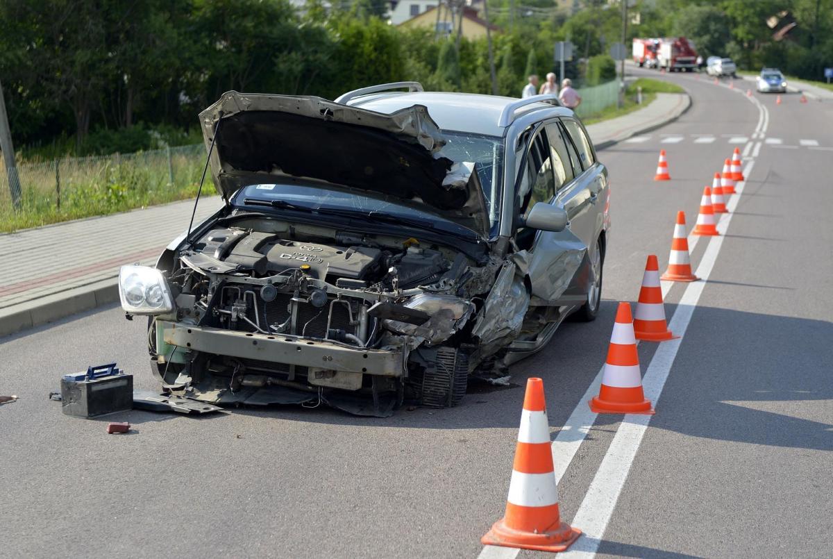Miejsce kolizji w Babicach. Kierowcy toyoty i pasażer uciekli z miejsca kraksy.<br/>fot.zbiory własne