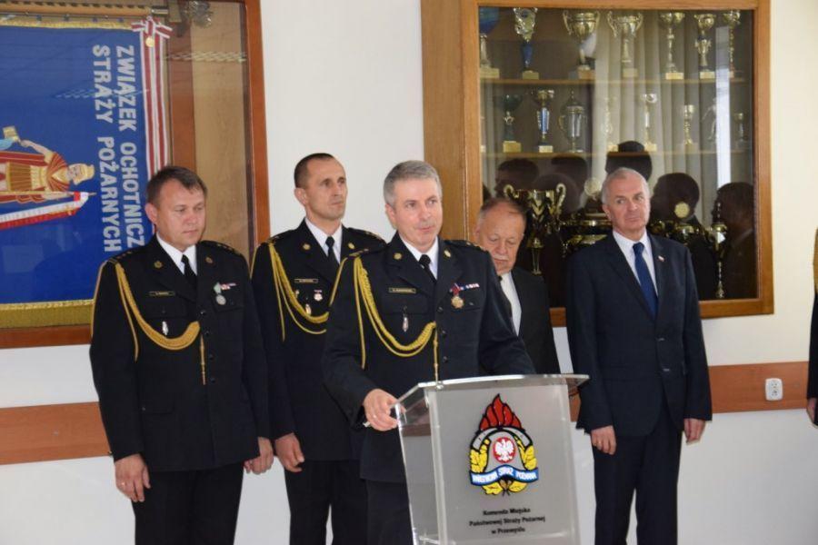 Nowy komendant Komendy Miejskiej PSP w Przemyślu brygadier Adam Sosnowski (na mównicy).<br/>fot.Zdzisław Wójcik
