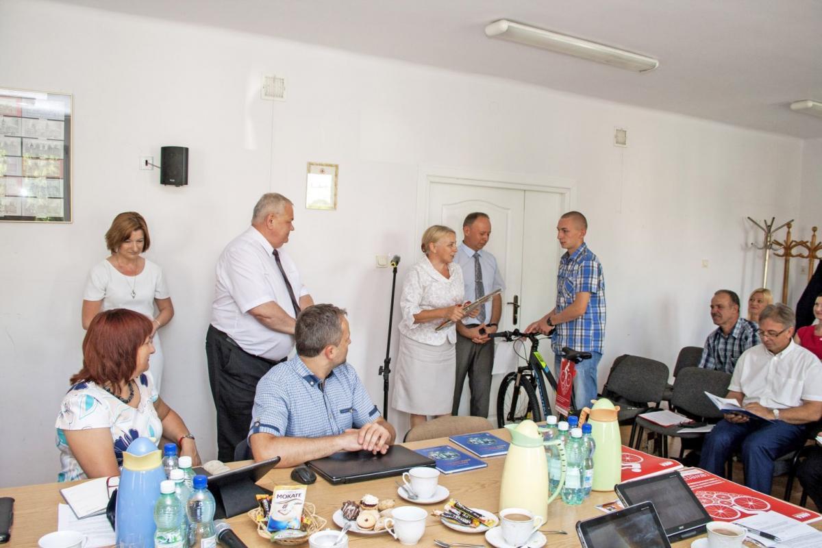 Starosta Józef Michalik z nieukrywaną radością przekazuje rower przedstawicielowi Domu Dziecka w Nowej Grobli.<br/>fot.Marcin Materniak