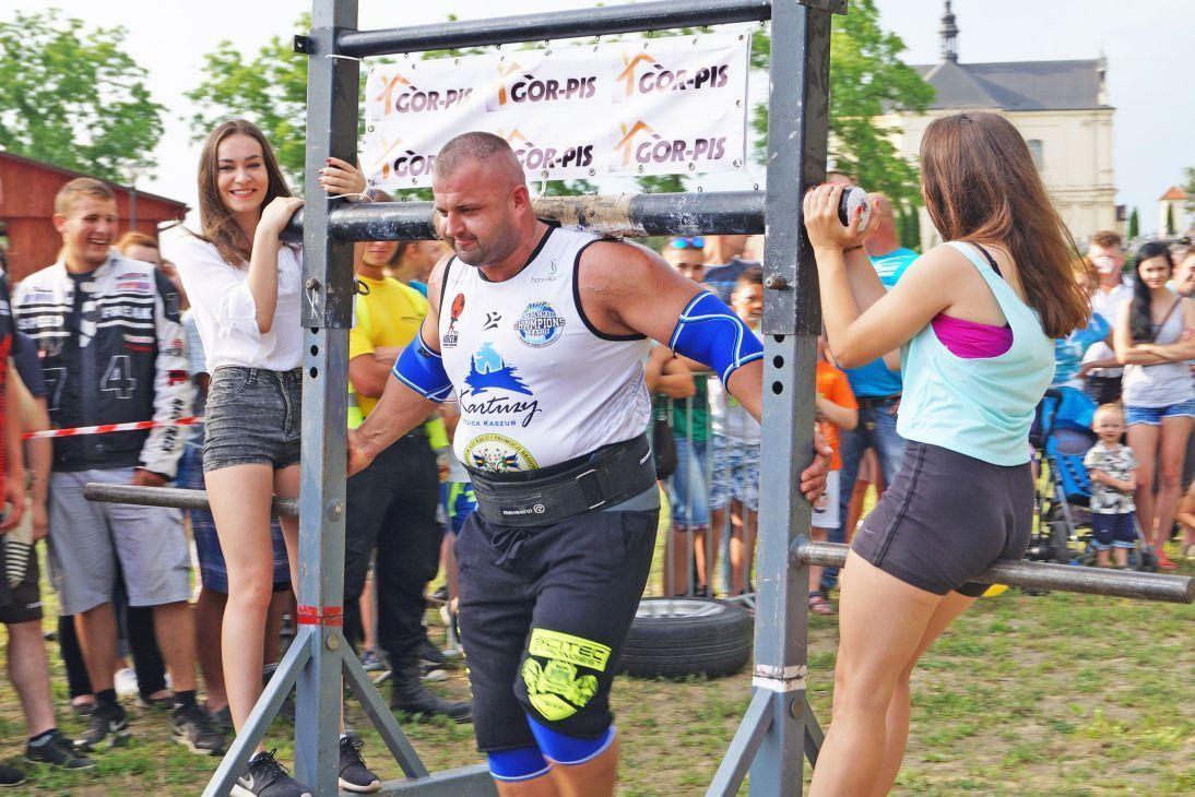 Udźwignięcie ważącego 190 kg ciężaru było nie lada wyzwaniem. Ale dla mistrza nie stanowiło to najmniejszego problemu. Robert Cyrwus, siłacz z Podhala, spacerujący z dziewczynami.<br/>fot.Bogusława Pajda