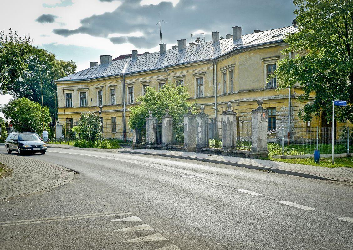 Kilkanaście miesięcy temu ulica Rogozińskiego została wyremontowana. Rada Osiedla nr 8 chciałaby, aby wprowadzić na niej ograniczenie prędkości do 40 km/h. Postulowała także wytyczenie dodatkowego przejścia dla pieszych przed dawnym szpitalem.<br/>fot.ze zbiorów własnych