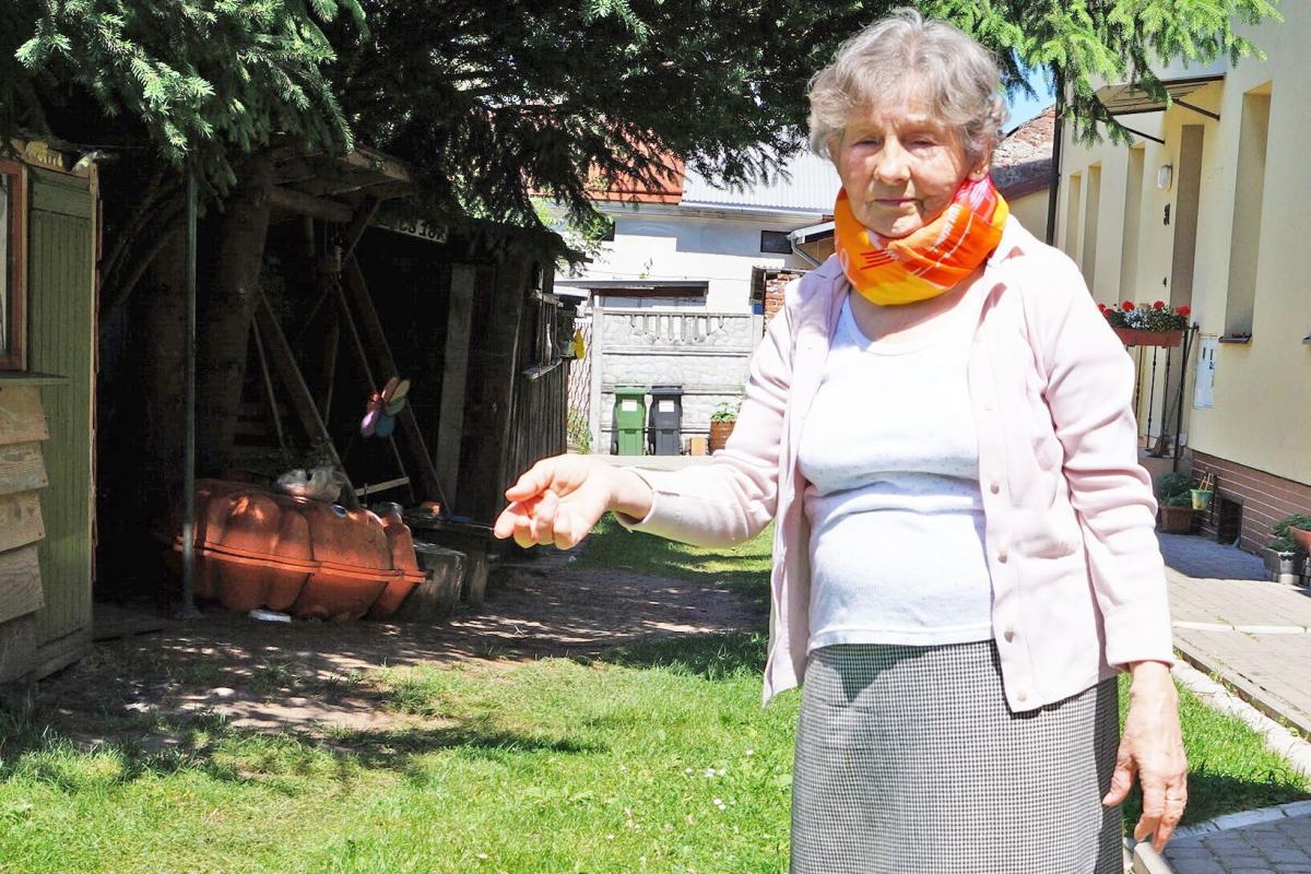 – Dlaczego mam prostować błędy urzędnicze – pyta pani Teresa. Wprowadzone przed laty zmiany ucięły drogę do domu i zmniejszyły działkę.<br/>fot.Bogusława Pajda