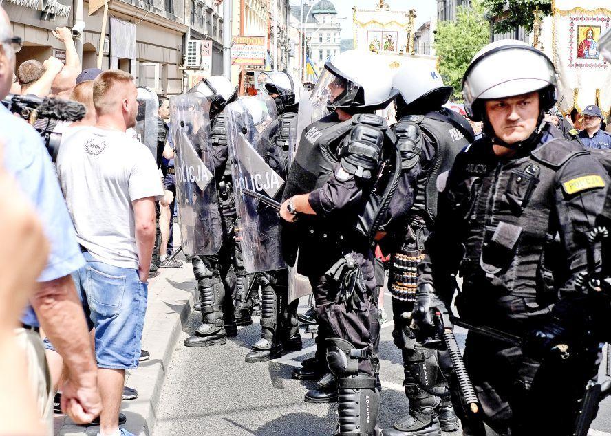 Policjanci rzeszowskich oddziałów prewencji oddzielili pikietujących od uczestników procesji. <br/>fot.ze zbiorów własnych