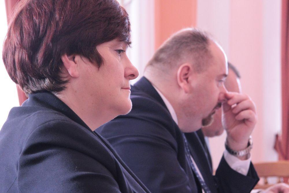Ośmiomilionowa nadwyżka rozpętała burzę i spowodowała brak absolutorium. Skarbnik Barbara Maziarka odczuła nawałnicę bezpośrednio. <br/>fot.Roman Kijanka