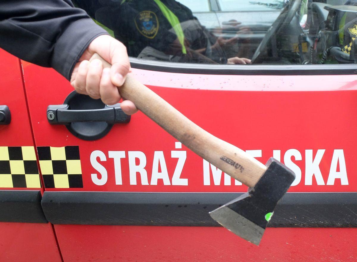 Na szczęście strażnikom udało się rozbroić kobietę. <br/>fot.JS