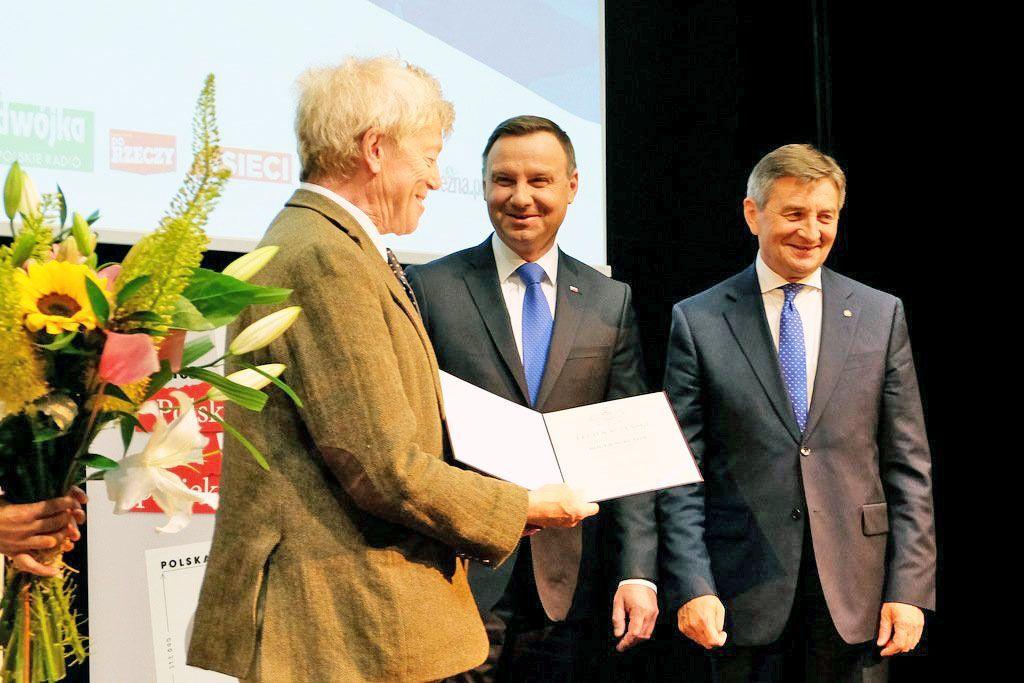 Filozof i przyjaciel Polski i Przemyśla odbiera medal \