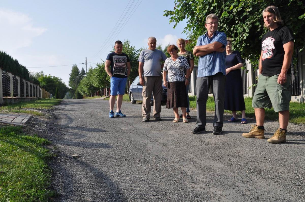 – Taka metoda remontu nawierzchni w ogóle się nie sprawdza – mówią mieszkańcy ul. Wołodyjowskiego.<br/>fot.Paweł Bugira