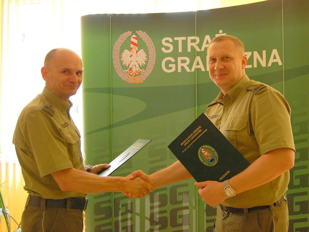 Oddziały reprezentowali ich komendanci:  Bieszczadzki OSG – płk SG dr Piotr Patla (na zdj. z prawej) natomiast Karpacki OSG – ppłk SG Stanisław Laciuga.<br/>fot.serwis BiOSG