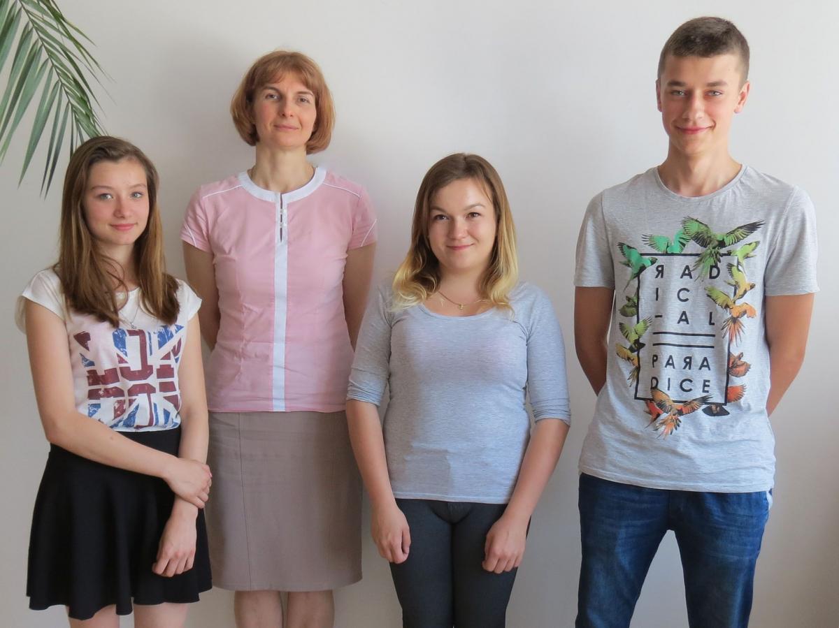 Aneta Pieniążek, Katarzyna Cierpisz i Artur Jabłoński z II klasy Technikum ZSZ w Przeworsku, kształcącego w zawodzie technik ekonomista, przygotowywali się do udziału w projekcie pod okiem Danuty Osikowskiej, nauczycielki przedmiotów ekonomicznych.<br/>fot.Barbara Chmura